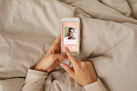 girl using dating app 1