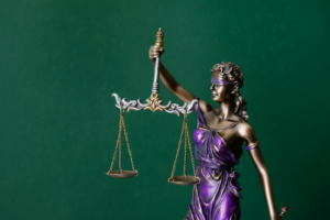 Blindfolded statue of Lady Justice, illustrating signs of a scammer.