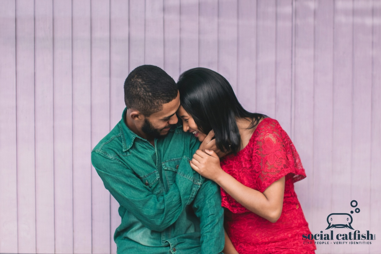 Is Hinge a Good Dating App? 1 A man and woman in a close embrace, with the man wearing a green shirt and the woman in a red dress